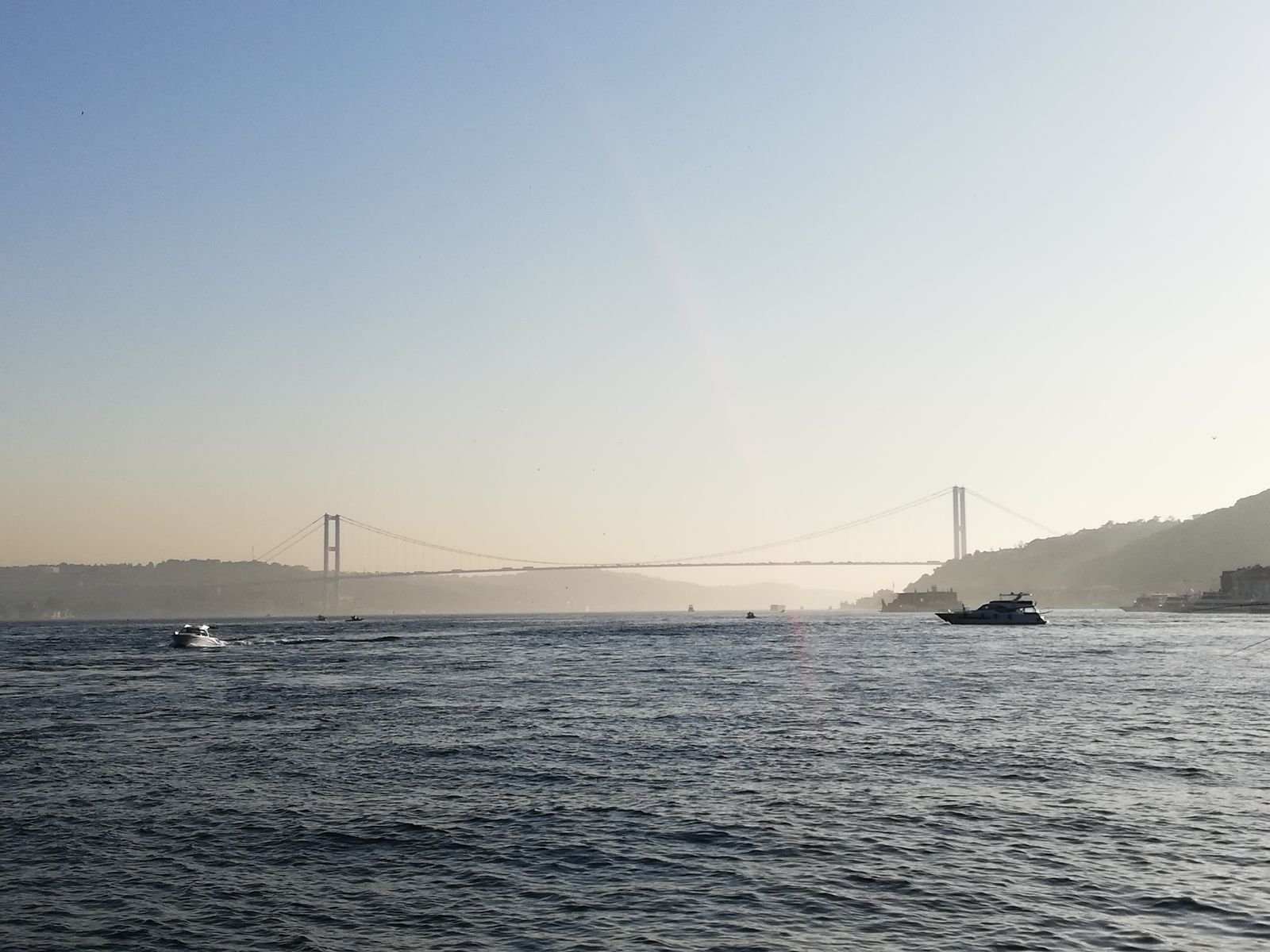 İstanbul Boğazı üzerinde iki kıtayı birbirine bağlayan köprü